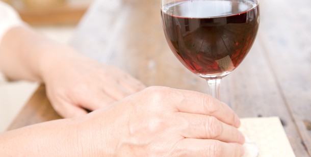 Drinking alcohol can cause serious problems in those with arthritis. 