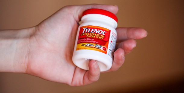 Tylenol contains acetaminophen which does not cause damage to the kidneys. 