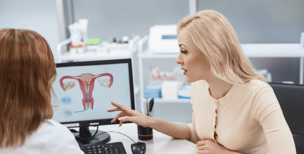 Doctor explaining the uterus anatomy 