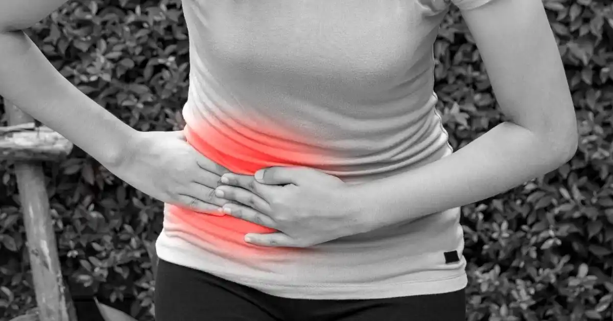 a woman pressing her long intestine area because of Appendicitis.